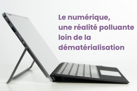 Un ordinateur portable posé sur une surface blanche ouvert est vu de côté avec le pharse écrite en violet : Le numérique, une réalité polluante loin de la dématérialisation