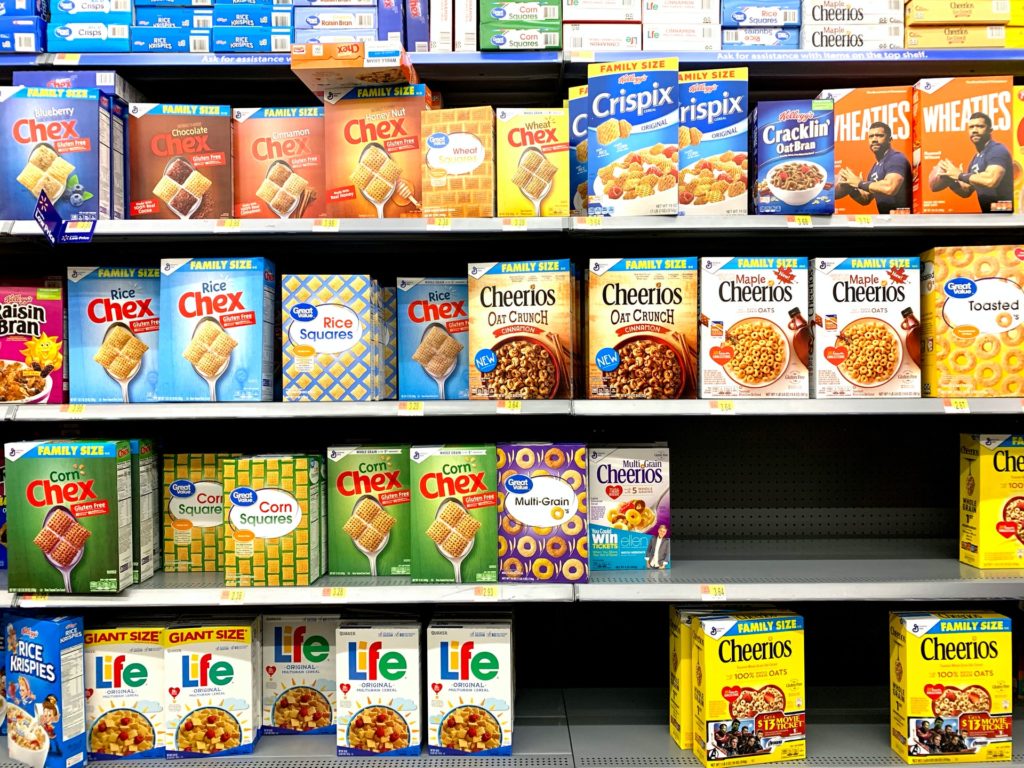 étagère de supermarché contenant des boites de céréales vue de face